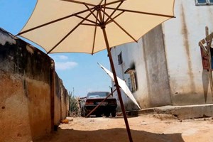 Parasol palissandre avec socle en béton 